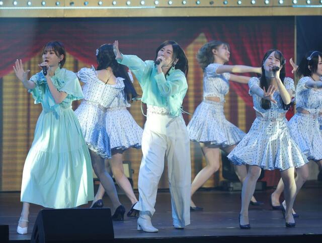　熱唱する松井珠理奈（中央）＝撮影・西岡正
