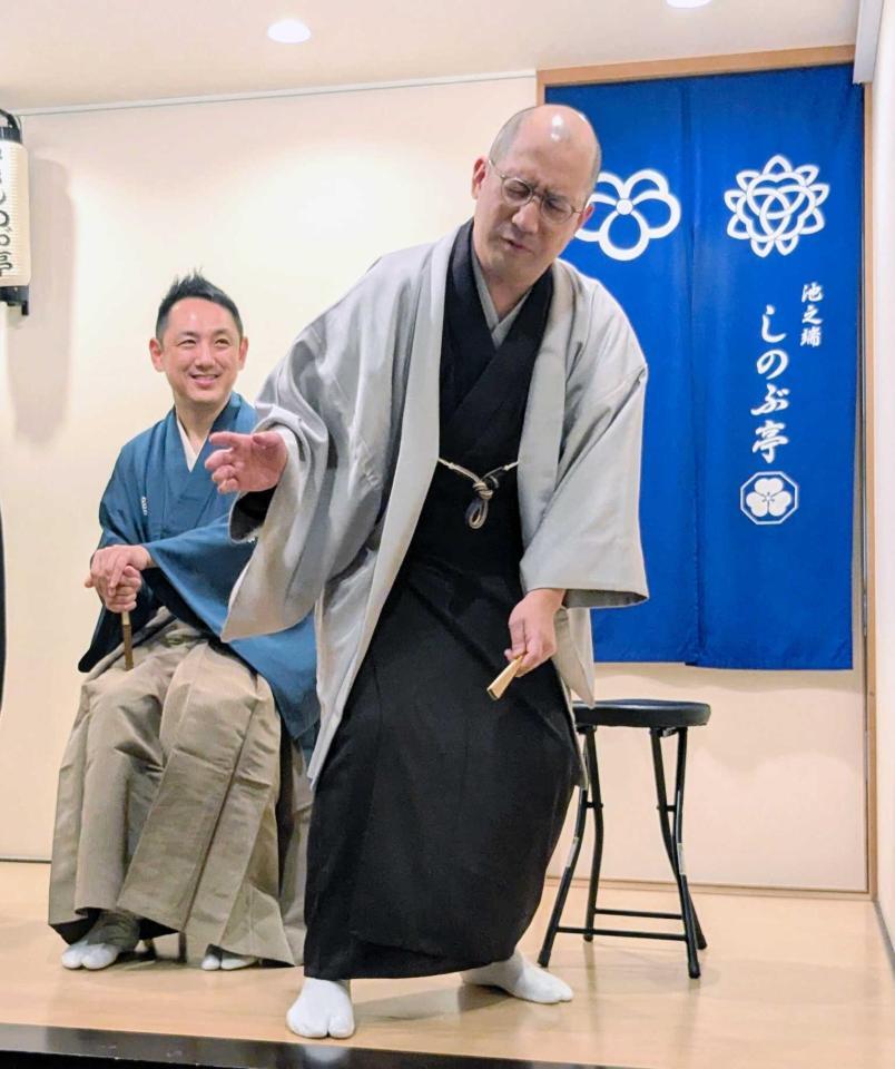 　“炎上”のきっかけとなったＣＡとのやり取りを再現する春風亭一之輔（右）と三遊亭円楽