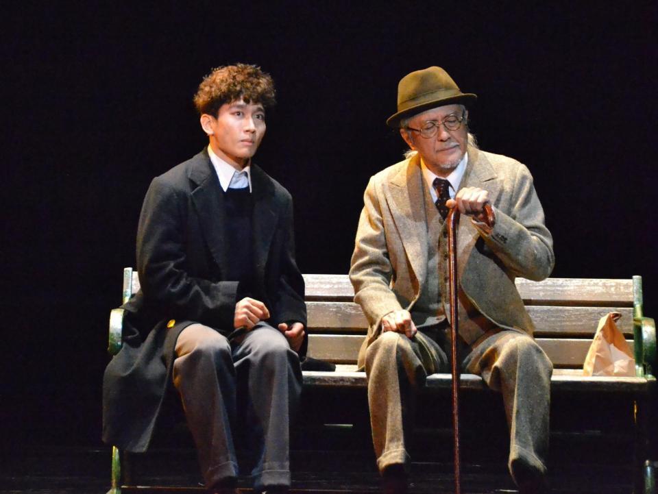 　舞台「キオスク」フォトコールに登場した（左から）一色洋平、山路和弘