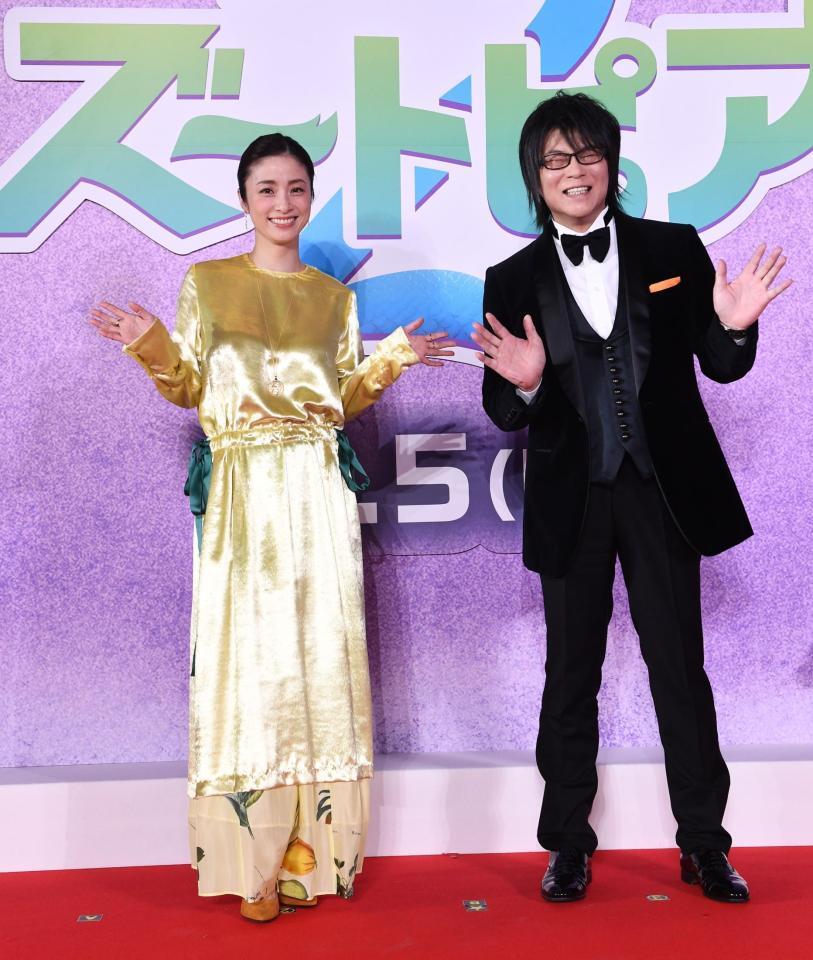 　ゴールドの衣装でポーズを決める上戸彩（左）と森川智之（撮影・園田高夫）