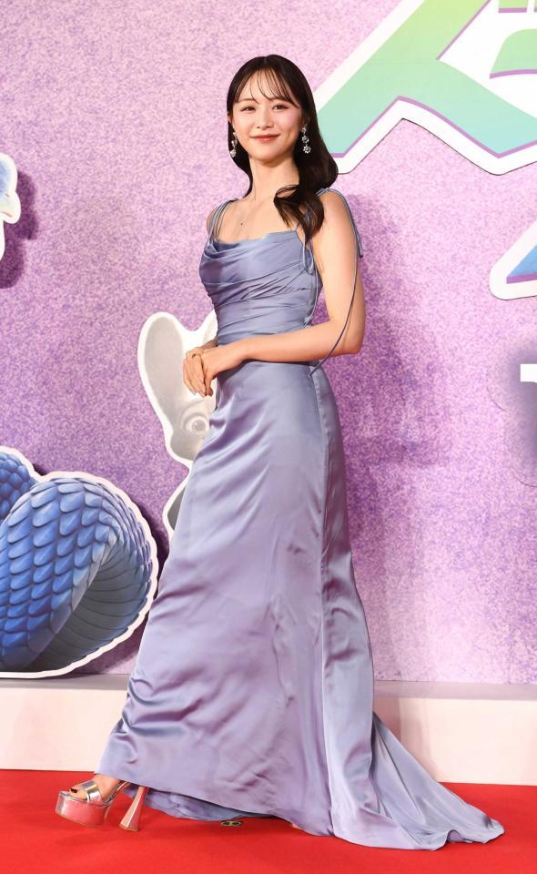 　ブルーのロングドレスで登場した森香澄（撮影・園田高夫）