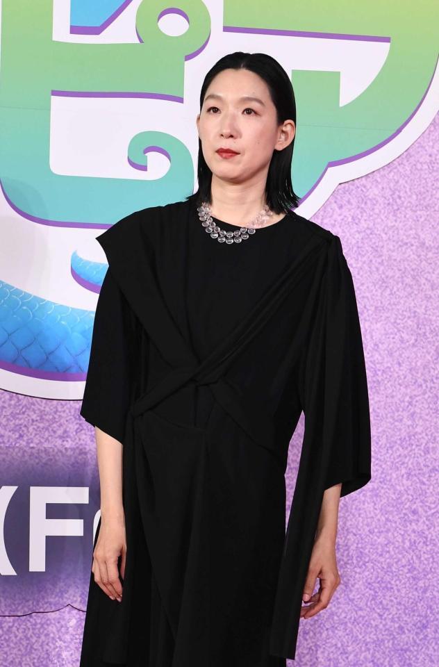 　シックな黒のドレスで登場した江口のりこ（撮影・園田高夫）