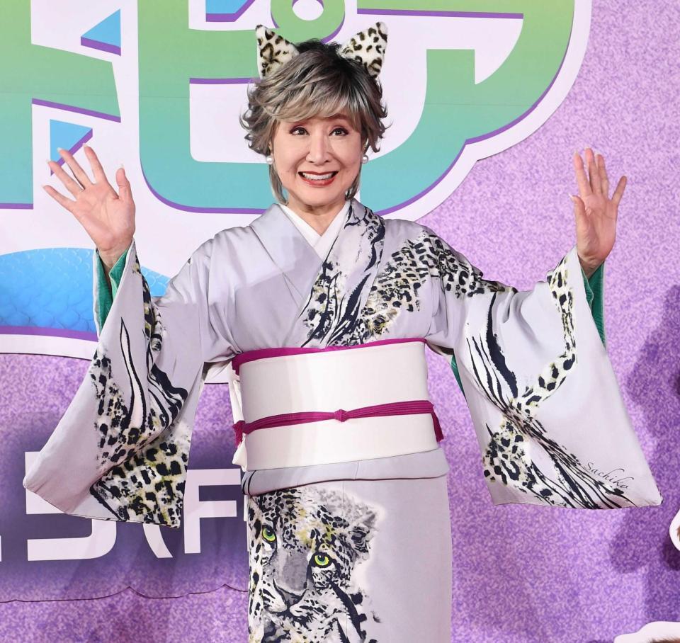 　猫耳で登場した小林幸子（撮影・園田高夫）