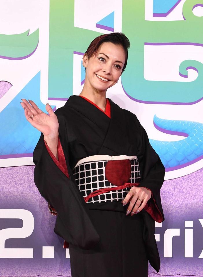 　手を振る土屋アンナ（撮影・園田高夫）