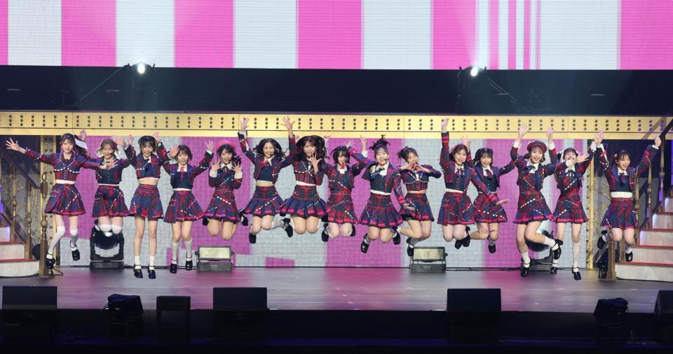 　会場を盛り上げるＡＫＢ４８（撮影・石井剣太郎）
