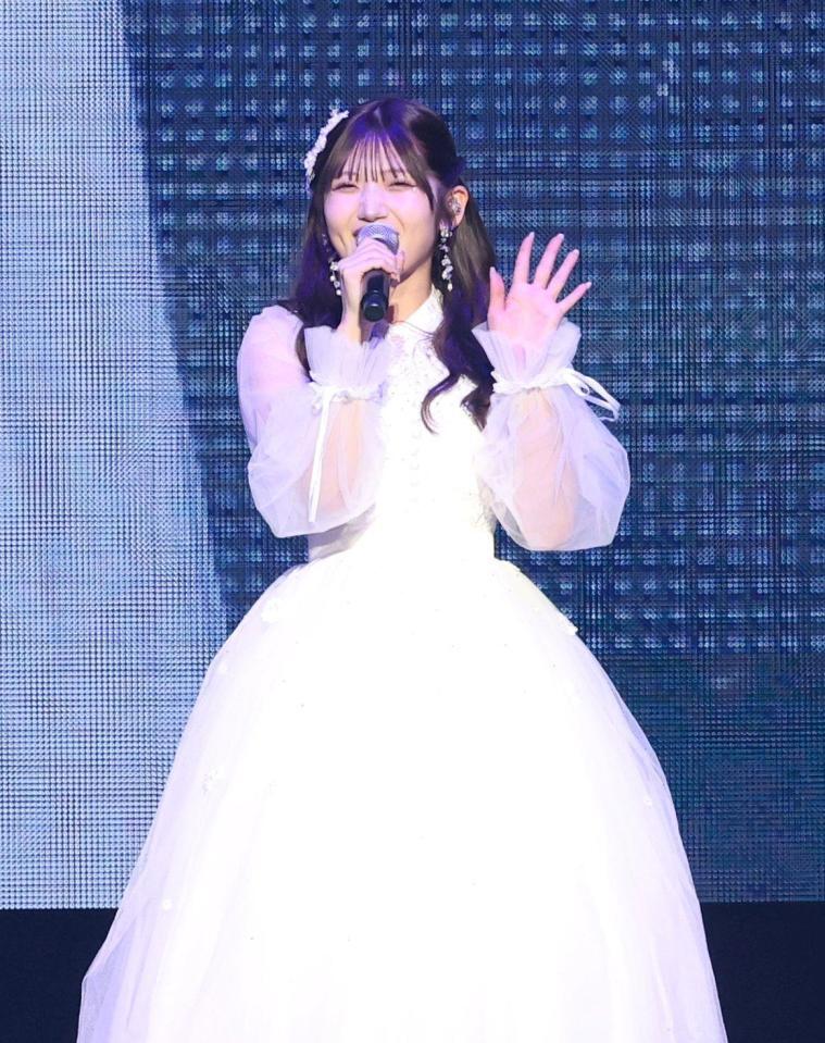 　熱唱する村山彩希（撮影・石井剣太郎）