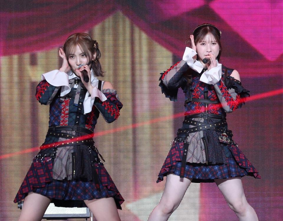 　会場を盛り上げる下尾みう（左）と永野芹佳（撮影・石井剣太郎）