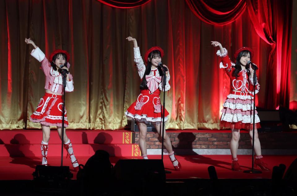 　会場を盛り上げるＡＫＢ４８の（左から）向井地美音、伊藤百花、岩立沙穂（撮影・石井剣太郎）