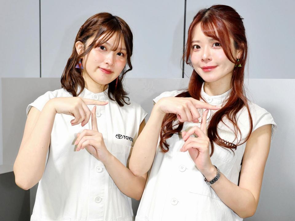 　トヨタブースの七里栞菜（左）と羽瀬萌