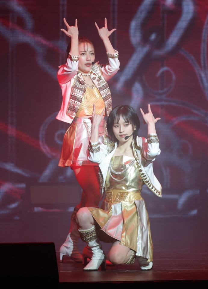 　「下衆な夢：を歌う高橋みなみ（左）と山本彩（撮影・西岡正）