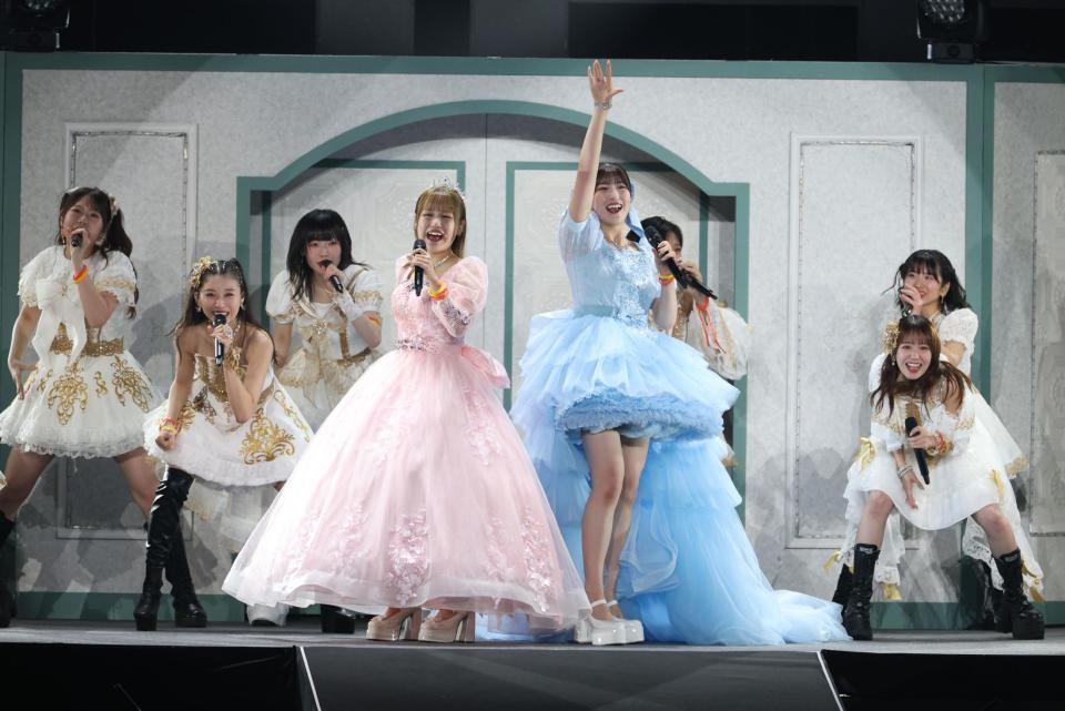 　メンバーと熱唱するモーニング娘。’２５の羽賀朱音（中央右）と横山玲奈（同左）＝撮影・金田祐二