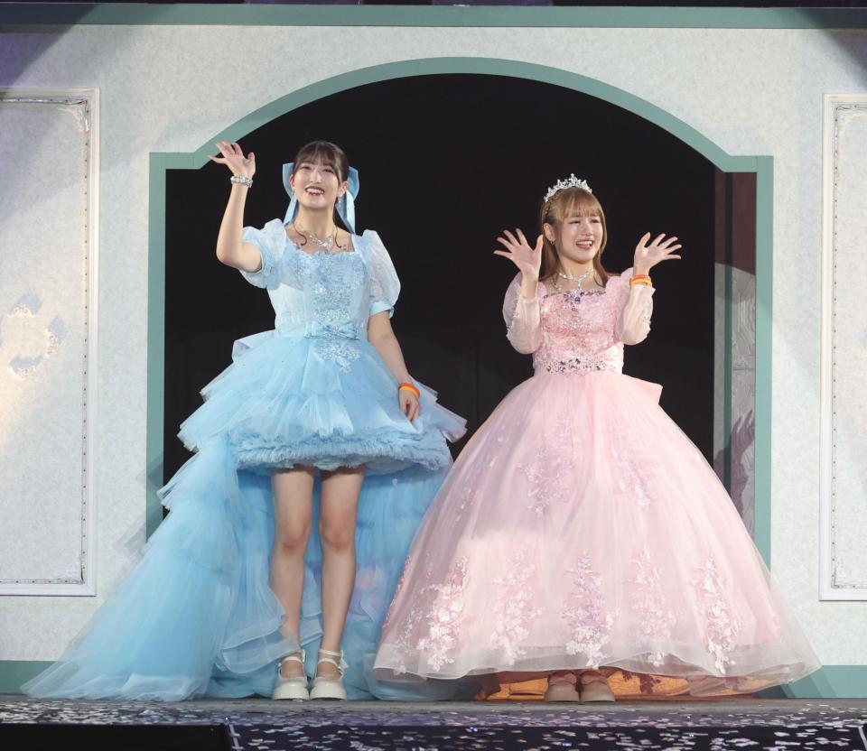 　卒業しファンに別れを告げるモーニング娘。’２５の羽賀朱音（左）と横山玲奈（撮影・金田祐二）