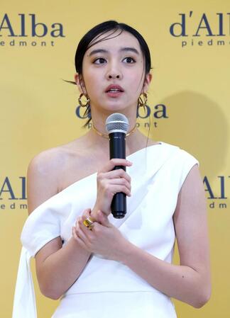 　トークをするＫōｋｉ，（撮影・佐々木彰尚）