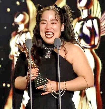 　涙を流しながらスピーチするゆりやんレトリィバァ