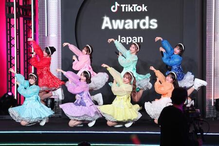 　熱いパフォーマンスを見せるＣＵＴＩＥ　ＳＴＲＥＥＴ（撮影・佐々木彰尚）