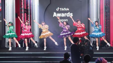 　会場を盛り上げる超ときめき♡宣伝部（撮影・佐々木彰尚）