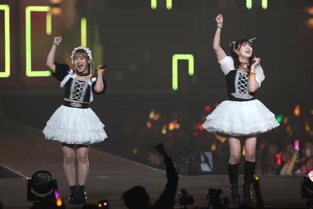 　卒業スペシャルで熱唱するモーニング娘。’２５の羽賀朱音（右）と横山玲奈（撮影・金田祐二）