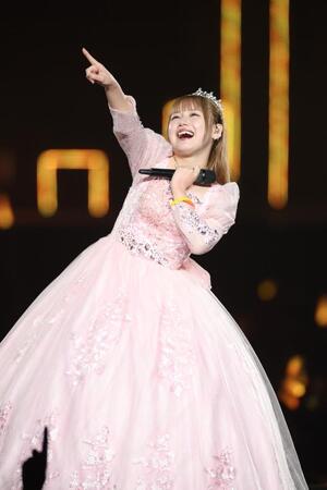 　卒業のドレスで熱唱するモーニング娘。’２５の横山玲奈（撮影・金田祐二）