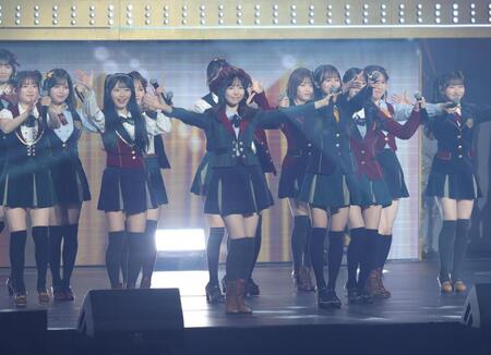 　２曲目のセンターに登場する島崎遥香（中央）＝撮影・西岡正