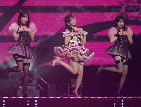 　キュートなポーズで熱唱する渡辺美優紀（中央）＝撮影・西岡正