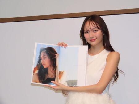 　初の写真集「ｓｈｉ～。」の発売記念イベントを開催したモデルの加藤栞