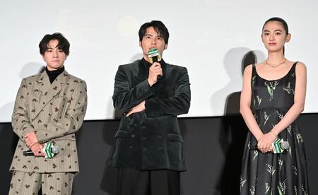 　舞台あいさつに登場した（左から）木戸大聖、水上恒司、八木莉可子（撮影・持木克友）