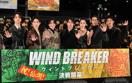 　客席をバックに笑顔で手を振る（左から）ＪＵＮＯＮ、綱啓永、木戸大聖、水上恒司、八木莉可子、濱尾ノリタカ、上杉柊平（撮影・持木克友）