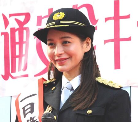 　一日警察署長を務めた野崎萌香