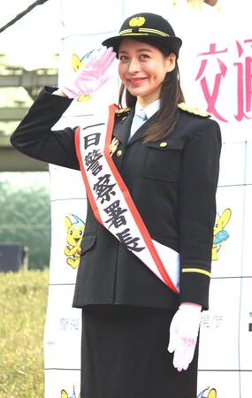 　一日警察署長を務めた野崎萌香