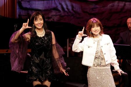 　ポーズを決める（左から）早見優、松本伊代