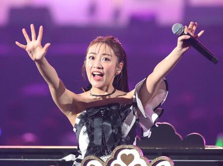 　声援に応える高橋みなみ（撮影・堀内翔）