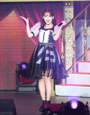 　声援に応える小嶋陽菜（撮影・堀内翔）