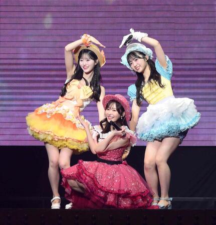 　キュートにポーズを決める（左から）八木愛月、指原莉乃、秋山由奈（撮影・堀内翔）