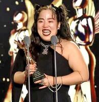 　涙を流しながらスピーチするゆりやんレトリィバァ