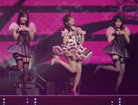 　キュートなポーズで熱唱する渡辺美優紀（中央）＝撮影・西岡正