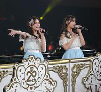 　ゴンドラに乗り、熱唱する入山杏奈（左）と加藤玲奈（撮影・西岡正）