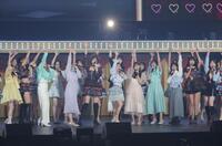 　高橋みなみ（中央）のかけ声で声出しするＡＫＢ４８のＯＧ、現役メンバー（撮影・西岡正）