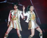 　パフォーマンスする高橋みなみ（右）と山本彩