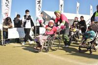 　ベビーカーウオークに参加した宮川大助・花子の宮川花子（中央）と宮川大助