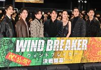 客席をバックに写真に納まる（左から）ＪＵＮＯＮ、綱啓永、木戸大聖、水上恒司、八木莉可子、濱尾ノリタカ、上杉柊平＝丸の内ピカデリー（撮影・持木克友）