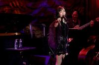 　歌唱する早見優