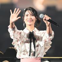 　声援に応える倉持明日香（撮影・堀内翔）