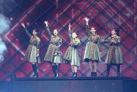 　オープニングに登場した（左から）柏木由紀、指原莉乃、高橋みなみ、小嶋陽菜、峯岸みなみ（撮影・堀内翔）