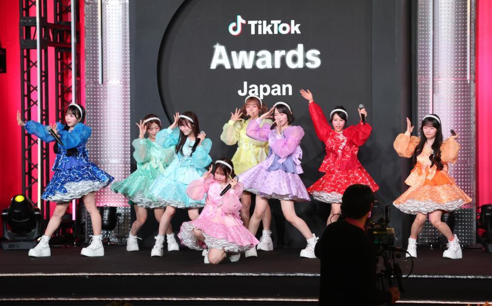 　熱いパフォーマンスを見せるＣＵＴＩＥ　ＳＴＲＥＥＴ（撮影・佐々木彰尚）