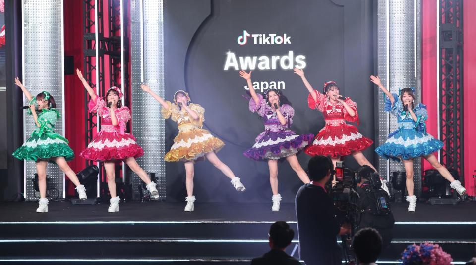 　会場を盛り上げる超ときめき♡宣伝部（撮影・佐々木彰尚）