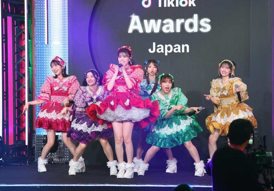 　会場を盛り上げる超ときめき♡宣伝部（撮影・佐々木彰尚）