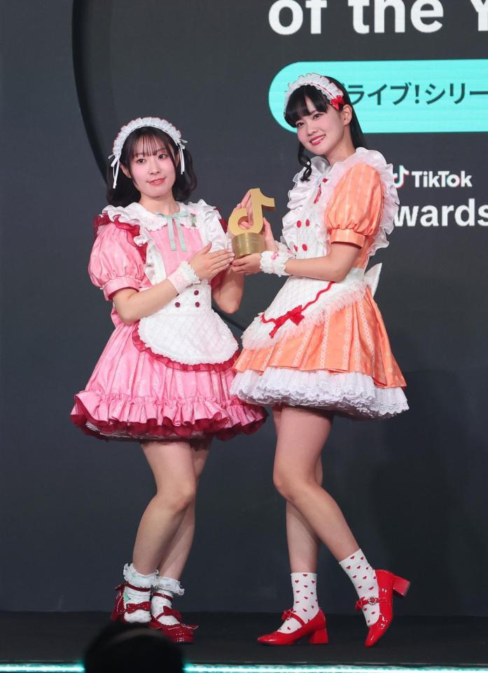 　ポーズを決める降幡愛（左）、大西亜玖璃（撮影・佐々木彰尚）