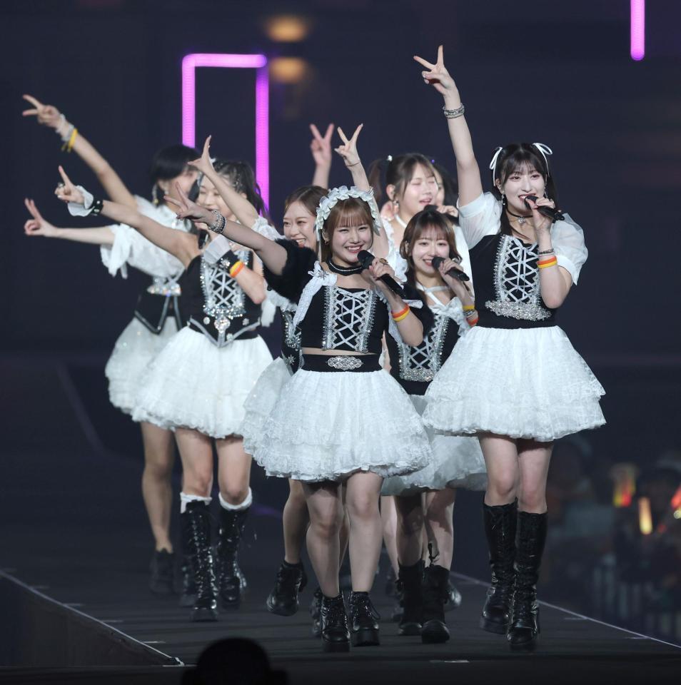 　卒業スペシャルで熱唱するモーニング娘。’２５の羽賀朱音（手前右）と横山玲奈（同左）