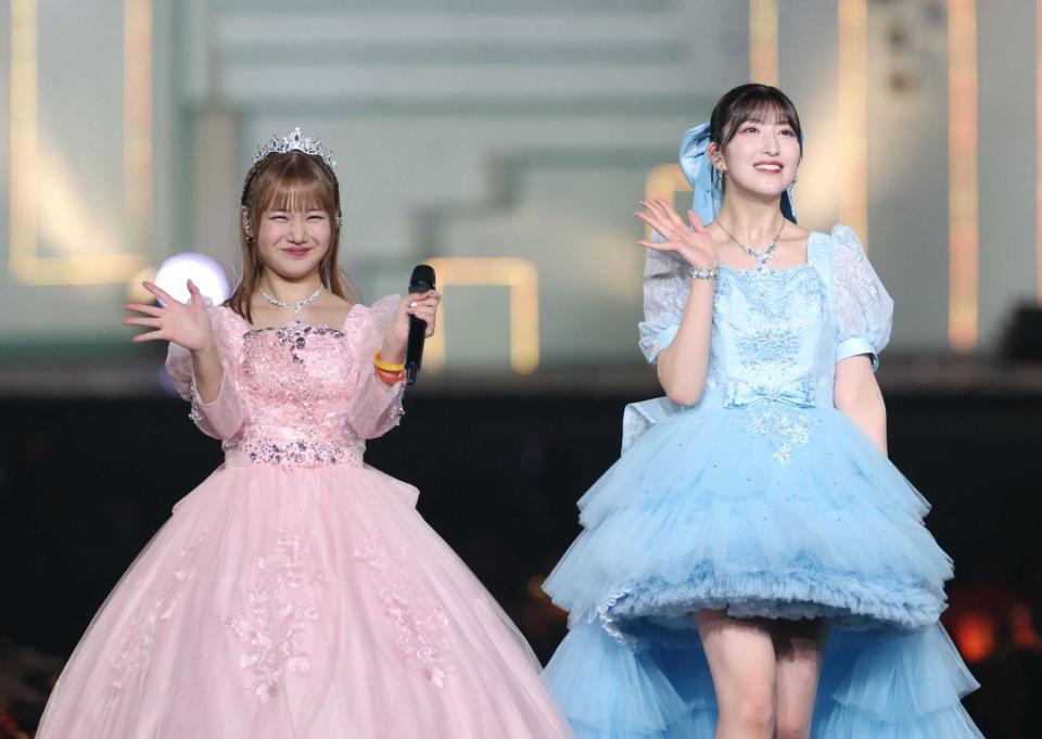　ファンに手を振るモーニング娘。’２５の羽賀朱音（右）と横山玲奈（撮影・金田祐二）
