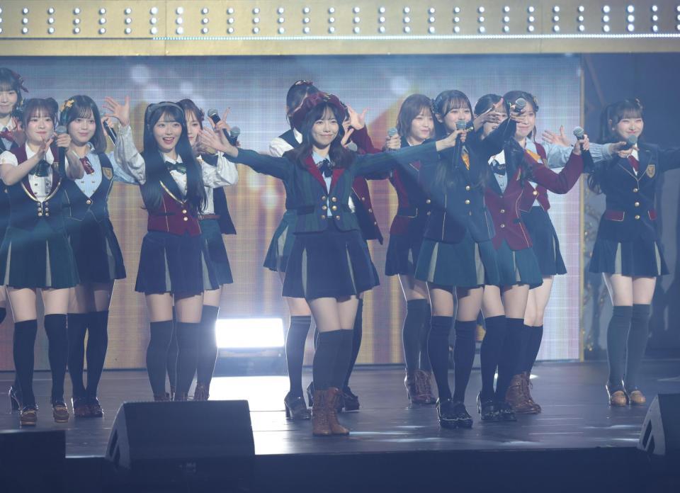 　２曲目のセンターに登場する島崎遥香（中央）＝撮影・西岡正